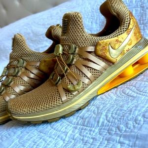 Nike Shox Gracity - AQ8554-700
METALLIC GOLD/METALLIC GOLD